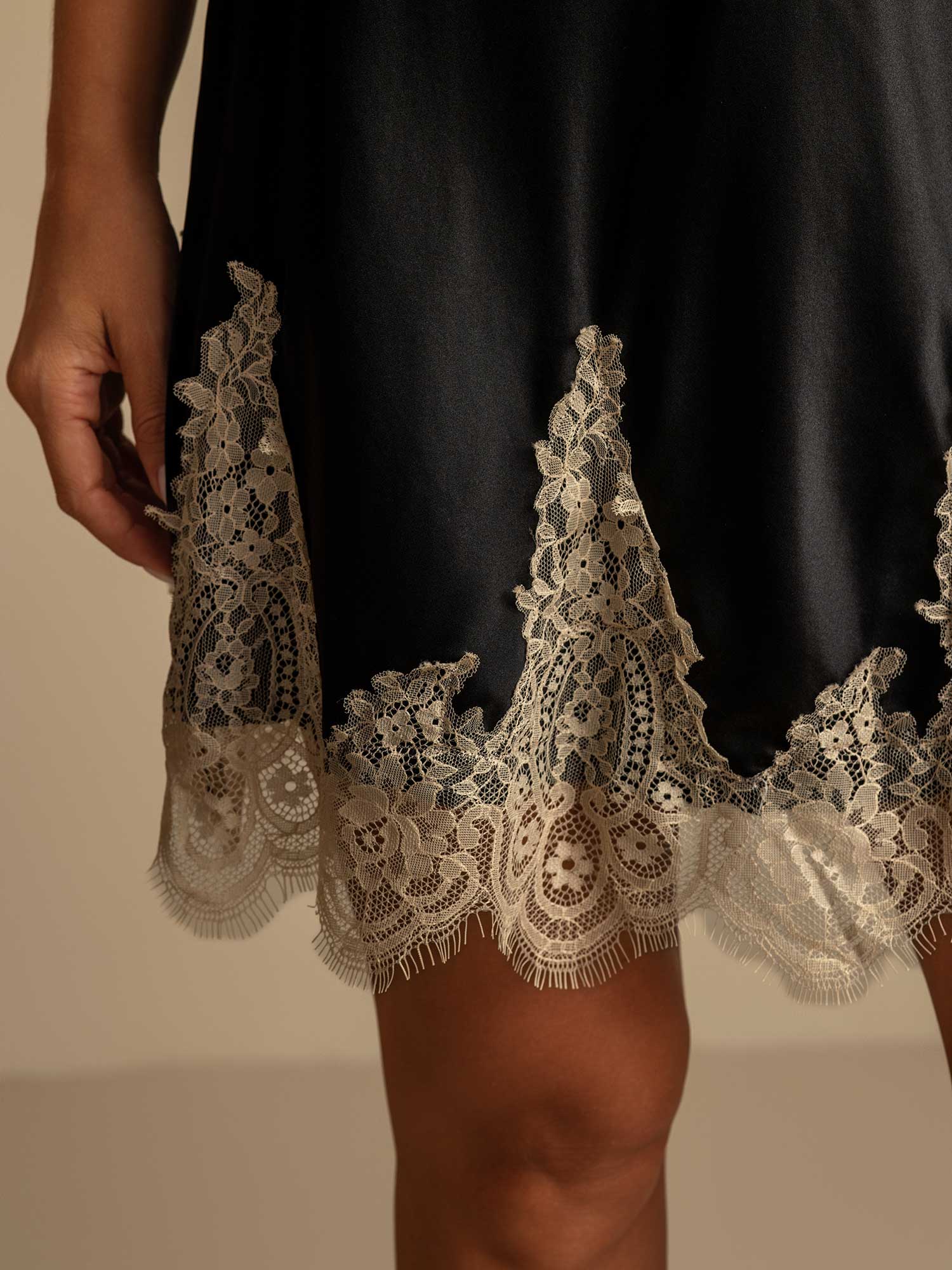 Rent Silke Lace Slip Nattlinne Klänning - Image 34