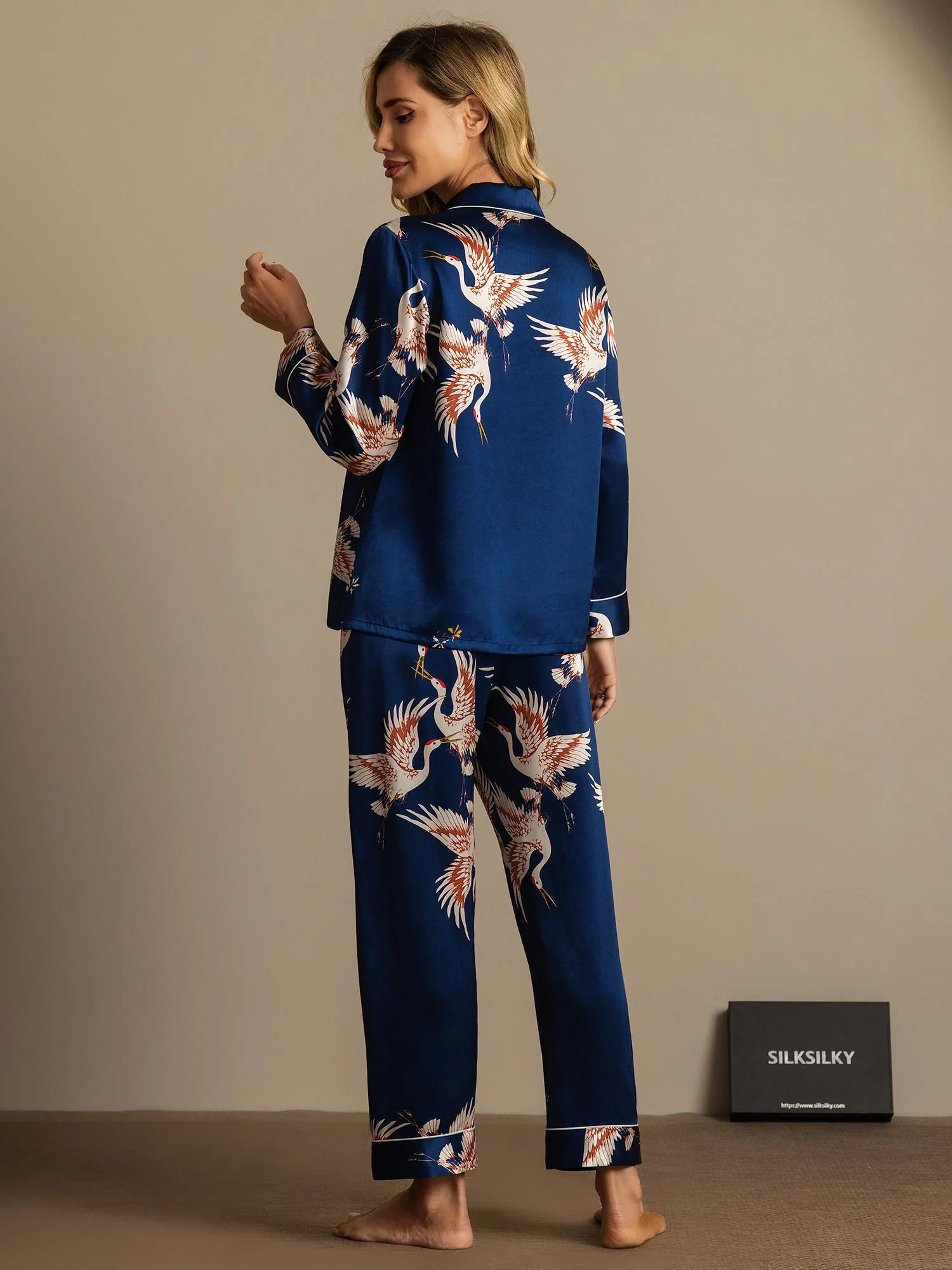19Momme Damers Pyjamaset I Ren Siden Med Tranmönster Och Långärmad Slagkrage - Image 16