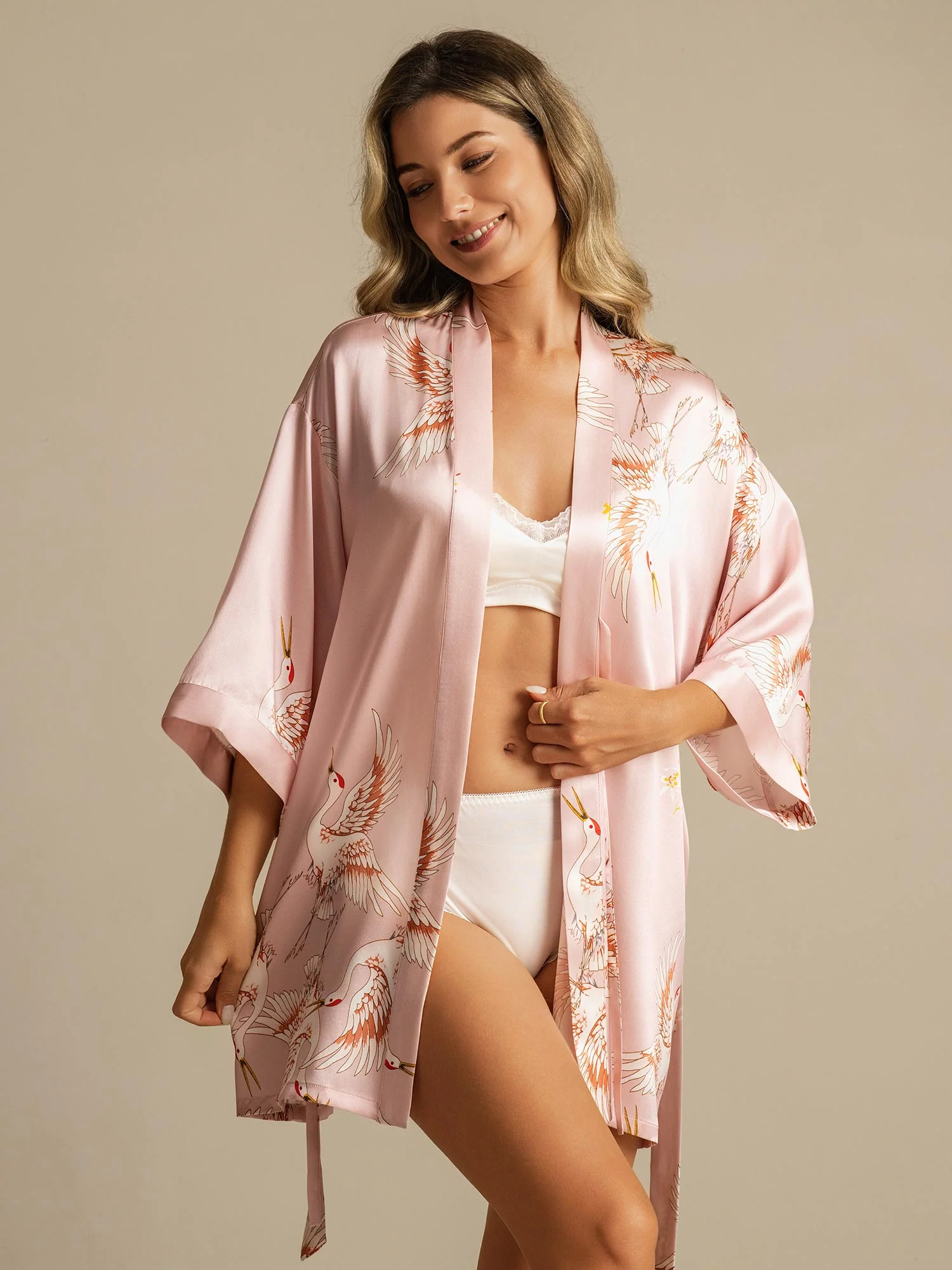 19Momme Kort Kimono Morgonrock För Kvinnor I Ren Siden Med Trannutskrift Och Omslagsdesign 3/4-Ärmad - Image 3